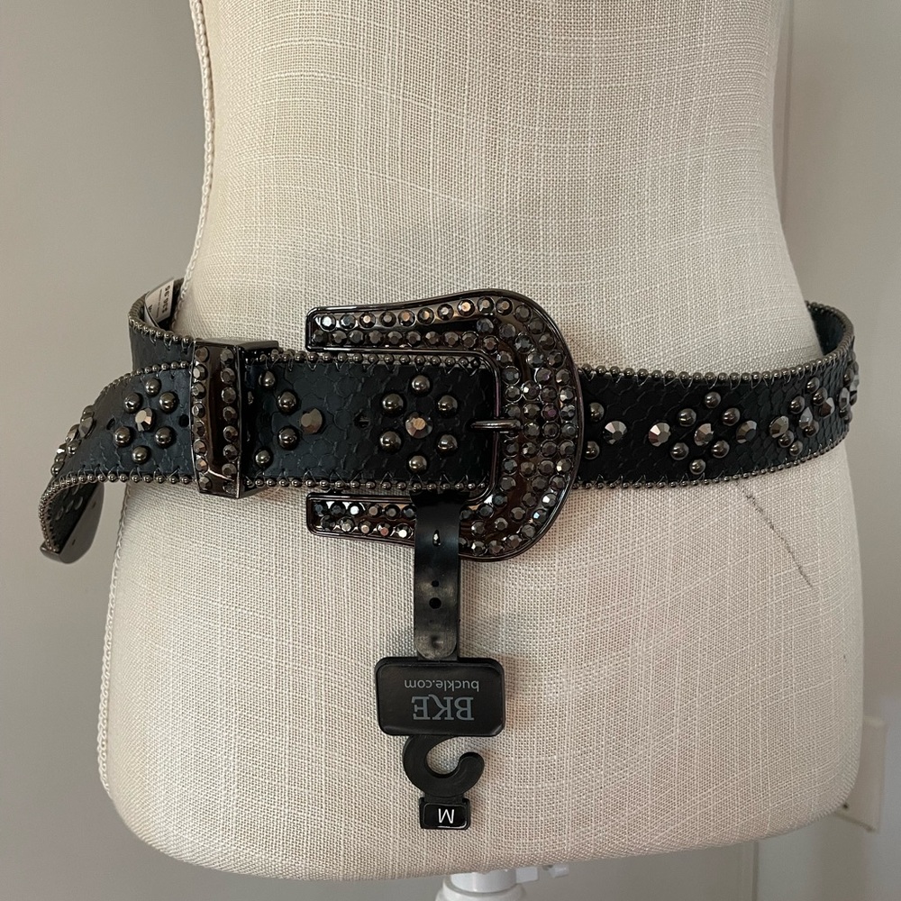 NWT - BKE BUCKLE BLACK LEATHER SILVER STUDDED BELT - MEDIUM